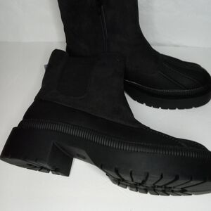 Women's Universal Thread, water repellent boot size 10 Black memory foam, .NWT